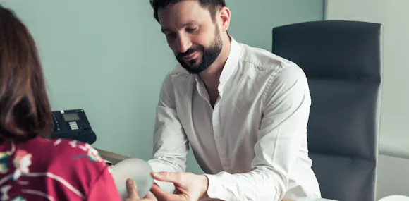 consultation prothèse mammaire avec le docteur Alexandre mertens