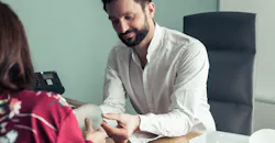 consultation prothèse mammaire avec le docteur Alexandre mertens
