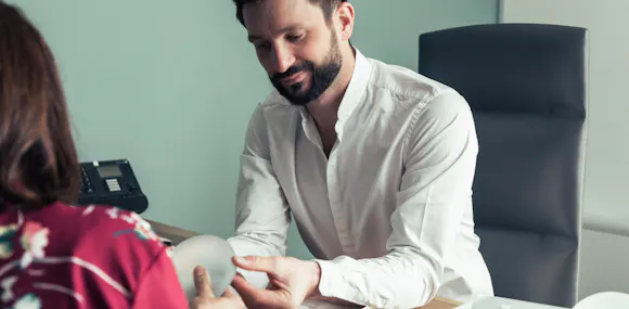consultation prothèse mammaire avec le docteur Alexandre mertens