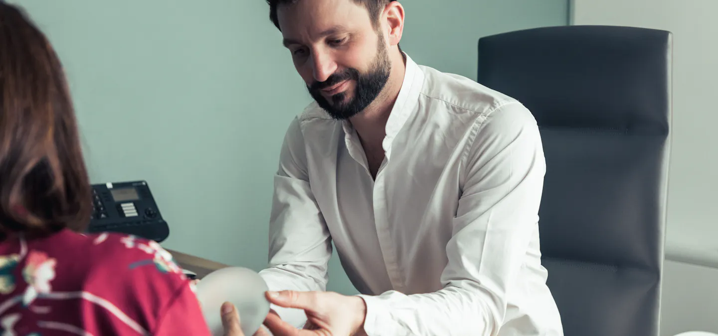 consultation prothèse mammaire avec le docteur Alexandre mertens