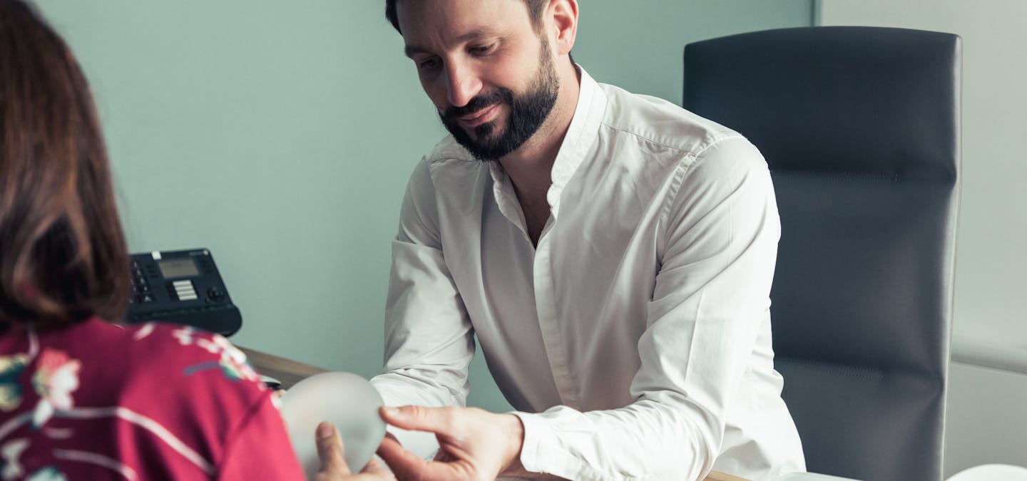 consultation prothèse mammaire avec le docteur Alexandre mertens