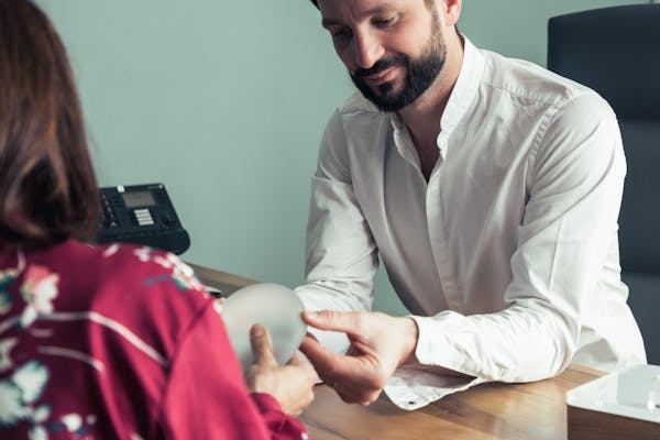 consultation prothèse mammaire avec le docteur Alexandre Mertens