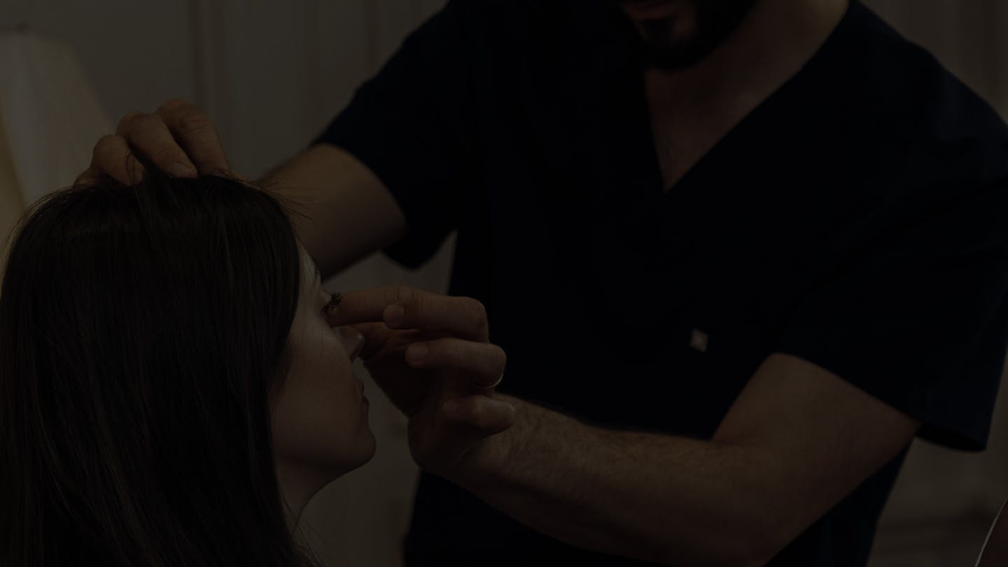 Consultation pour des injections d'acide hyaluronique pour une rhinoplastie médicale par le Dr. Alexandre Mertens