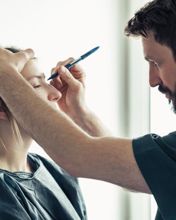 Rhinoplastie primaire : analyse du visage afin d’embellir le nez par le Dr. Alexandre Mertens