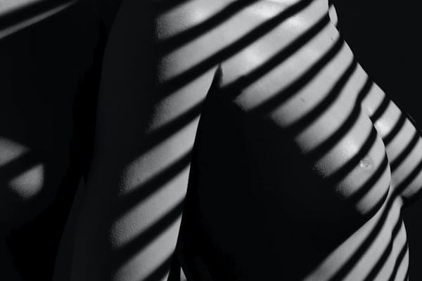 Photo de corps de femme avec focus sur les seins.