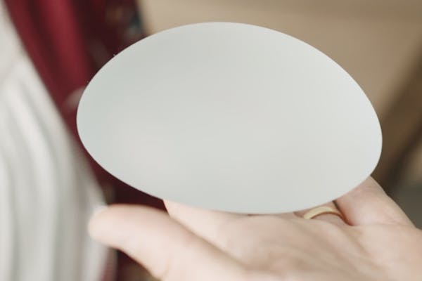 Photo d'une prothèse mammaire pour illustrer la pose de prothèse pour l'augmentation mammaire.