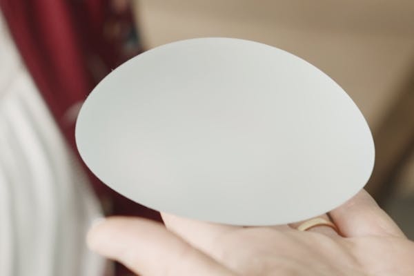 implant mammaire sur une main