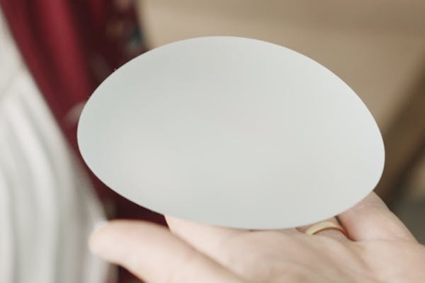 Les prothèses mammaires n'ont pas besoin d'être changées tous les 10 ans mais ça dépend aussi de plusieurs facteurs.