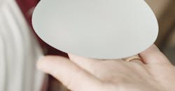 implant mammaire sur une main