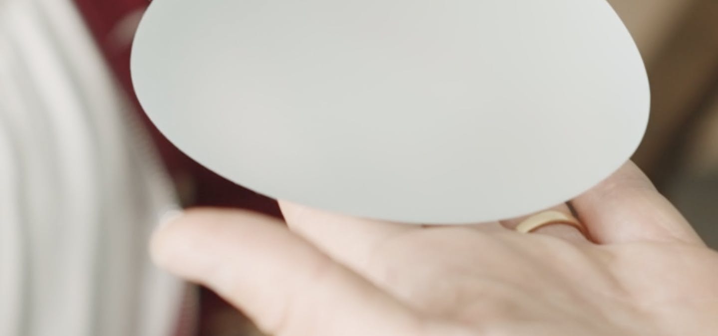 implant mammaire sur une main