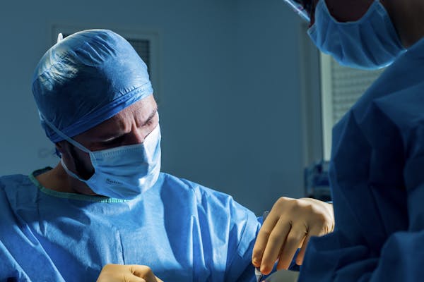 La correction des mamelons invaginés : une intervention chirurgicale rapide et efficace par le Docteur Mertens à Lyon.