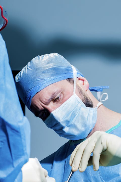 Hypertrophie mammaire : causes et objectifs de la chirurgie de réduction par le Dr. Alexandre Mertens à Lyon Vienne