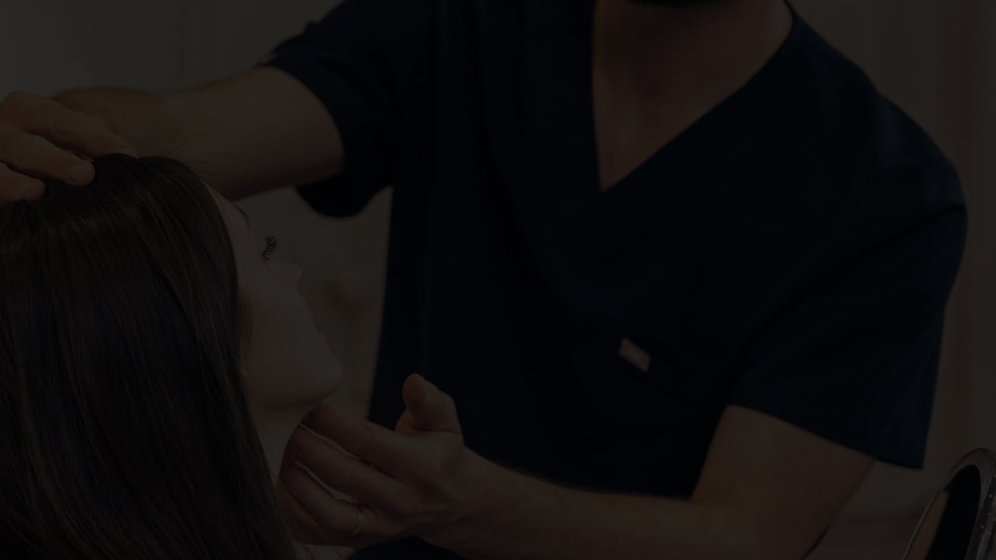 Consultation & Stratégie Profiloplastie et jawline contouring par le Dr. Alexandre Mertens
