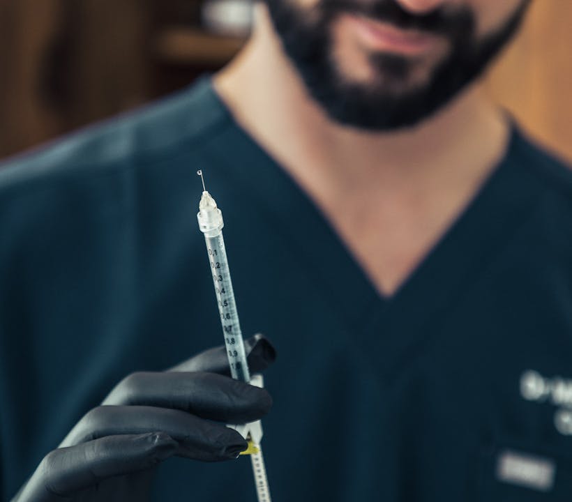 Les injections d'acide hyaluronique pour une rhinoplastie médicale par le Dr. Alexandre Mertens