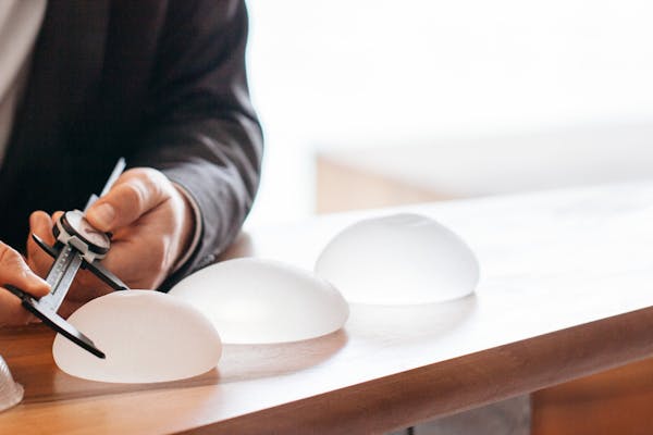 Grâce à la souplesse et à la densité du gel, ces implants donnent une sensation au toucher qui se rapproche de celle d'un sein naturel