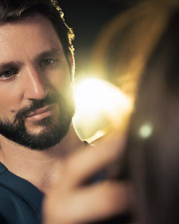 Une solution simple, rapide, efficace et sur mesure pour redonner de la plénitude au visage, sans chirurgie : le lifting médical par acide hyaluronique à Lyon Vienne