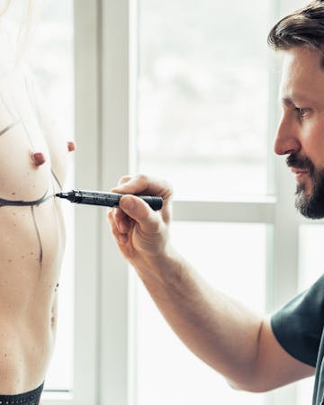 Consultation pour une augmentation Mammaire & lifting des seins par le Dr. Alexandre Mertens au CEMF Lyon Vienne