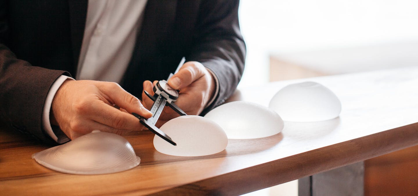 Mesure de plusieurs implants mammaires