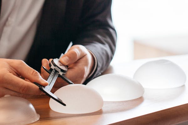 Mesure de plusieurs implants mammaires