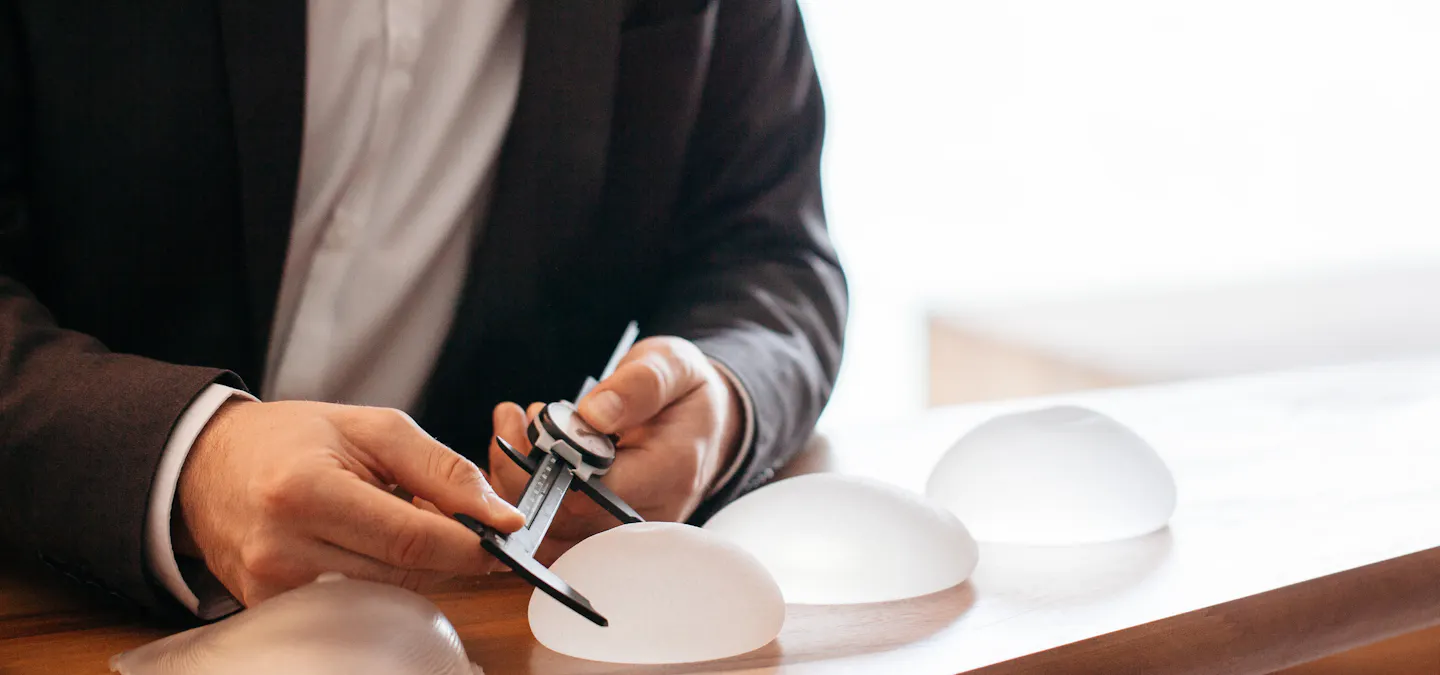 changement de prothèses mammaires à 15 ans : expliqué par le Dr. Mertens