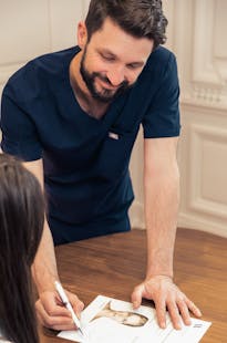 Explication de comment harmoniser le visage grâce à la profiloplastie par le Dr. Alexandre Mertens