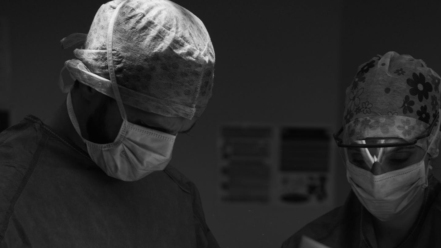 Intervention & Chirurgie d'une blépharoplastie inférieure par le Dr. Alexandre Mertens