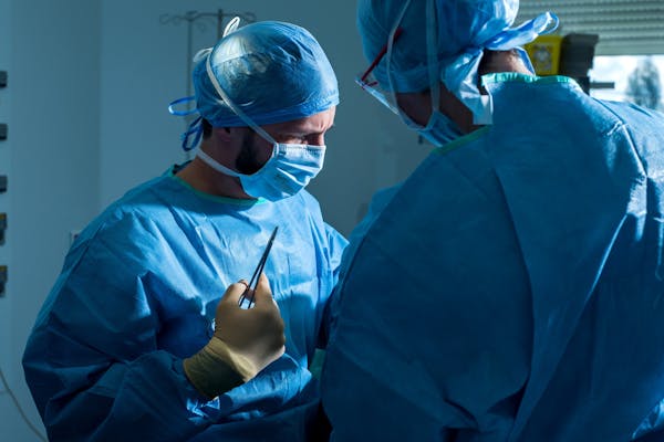 Dr Alexandre mertens augmentation mammaire lyon