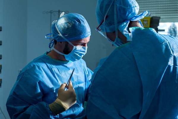 Dr Alexandre mertens augmentation mammaire lyon