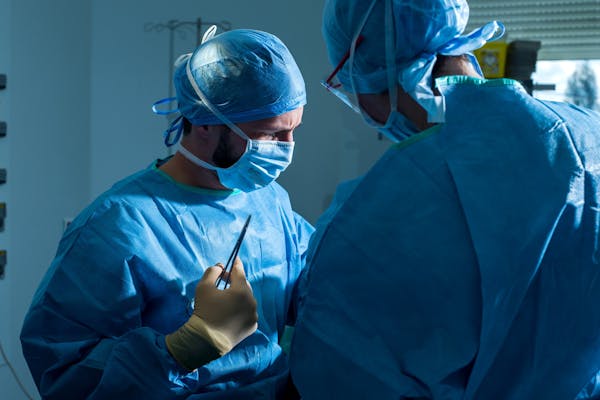 Dr Alexandre mertens augmentation mammaire lyon