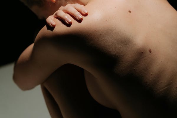 Jeune femme de dos nue