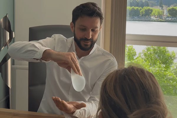 Consultation augmentation mammaire Dr Mertens Lyon Vienne