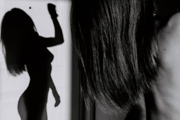 Ombre chinoise d'une silhouette de jeune femme.