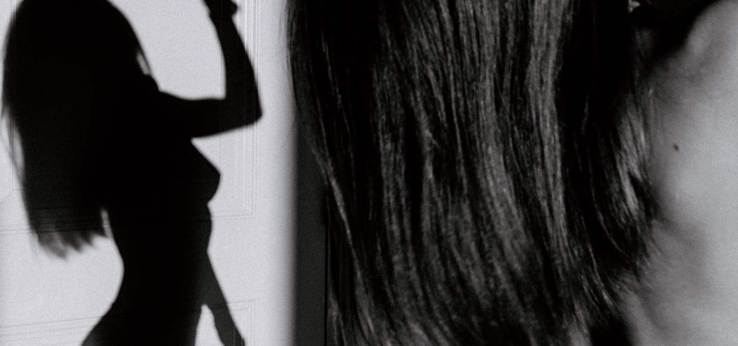 Ombre d'une jeune femme nue.