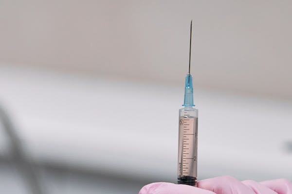 Seringue d'acide hyaluronique dans les mains d'un expert.