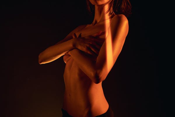 Jeune femme avant sa téléconsultation pour une augmentation mammaire lyon