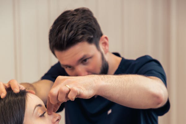 Chirurgien spécialiste en consultation avec une patiente.