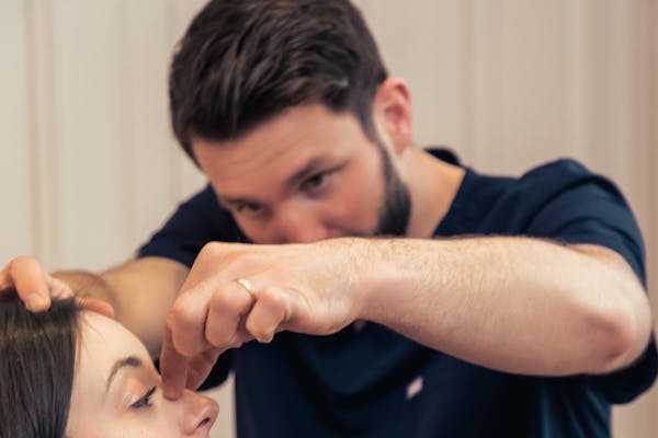 Le praticien Alexandre Mertens, en consultation avec une patiente pour une rhinoplastie.