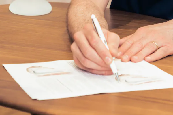 Médecin avec une patiente qui traite avec elle ses différents besoins en termes de silhouette.