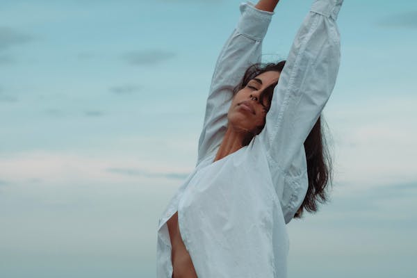 Femme qui illustre le regain de confiance en soi.