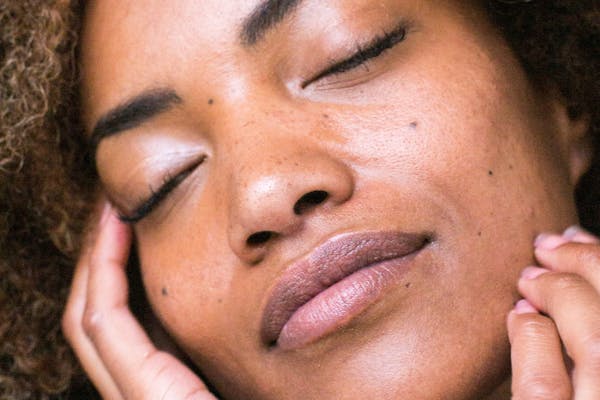 Femme avec un zoom sur la peau du visage.