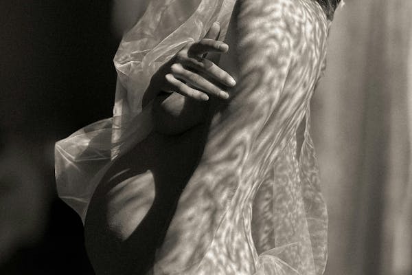 Femme enceinte pour illustrer les changements naturels de la poitrine.