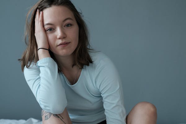 Jeune femme en sous-vêtements en réflexion