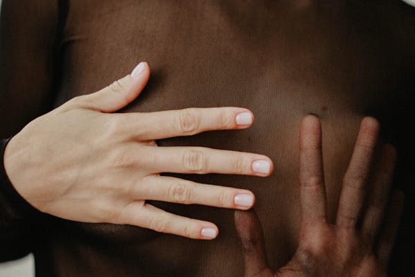 Poitrine d'une jeune femme pour illustrer la perte de la sensibilité après une chirurgie mammaire.