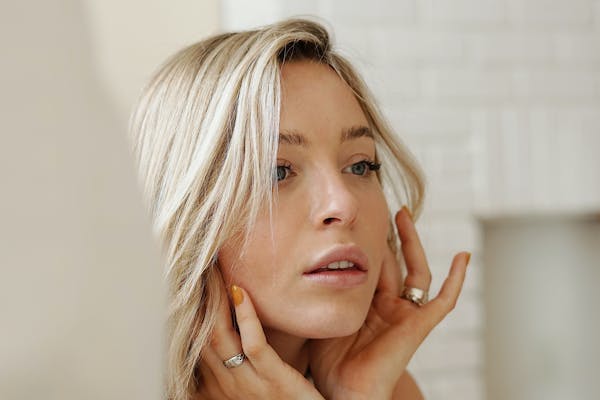 Jeune femme blonde qui souhaite avoir recours à la rhinoplastie.