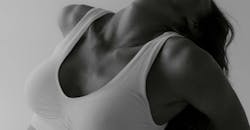 Soigner les cicatrices après un lifting mammaire.