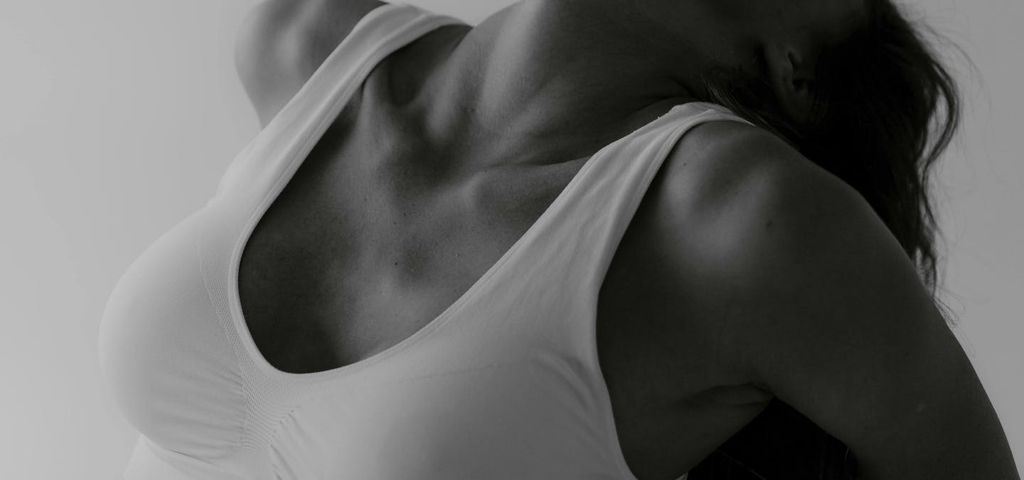 Soigner les cicatrices après un lifting mammaire.