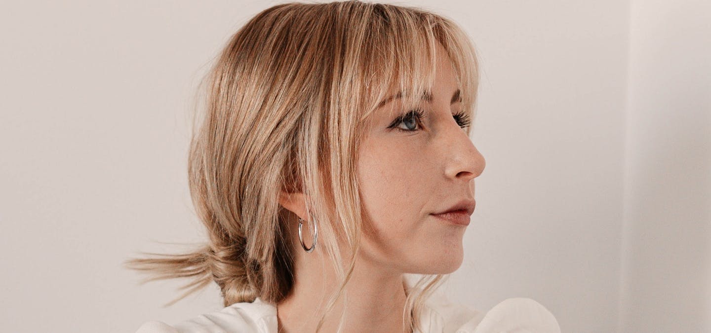 Visage d'une jeune femme qui souhaite avoir recours à la rhinoplastie.