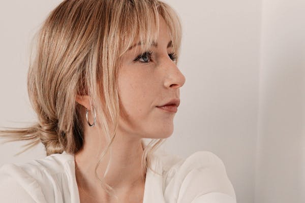 Visage d'une jeune femme qui souhaite avoir recours à la rhinoplastie.