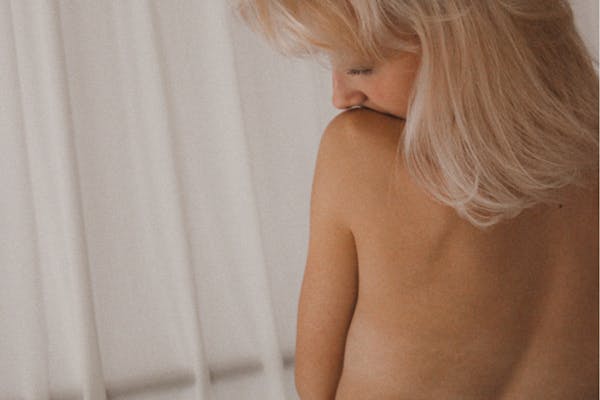 Jeune femme nue et de dos.