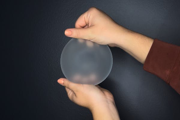 implants mammaire entre les mains